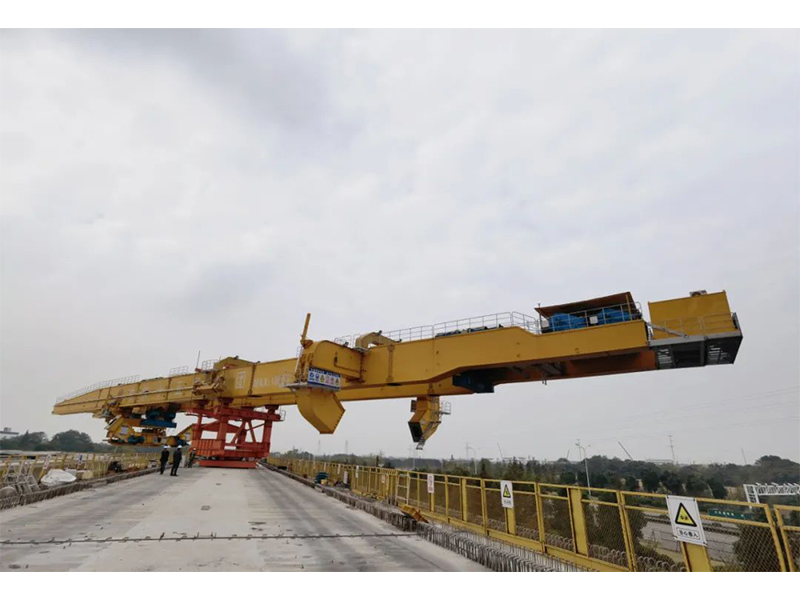 新建高鐵上:千噸架橋機空中轉體?